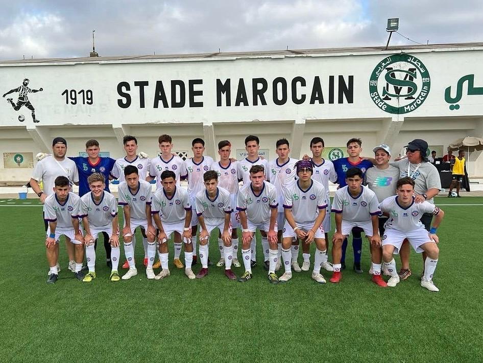 Fotografía gentileza de Óscar Díaz junto al equipo del Colegio Verbo Divino participando del Mundial Escolar en Rabat, Marruecos.